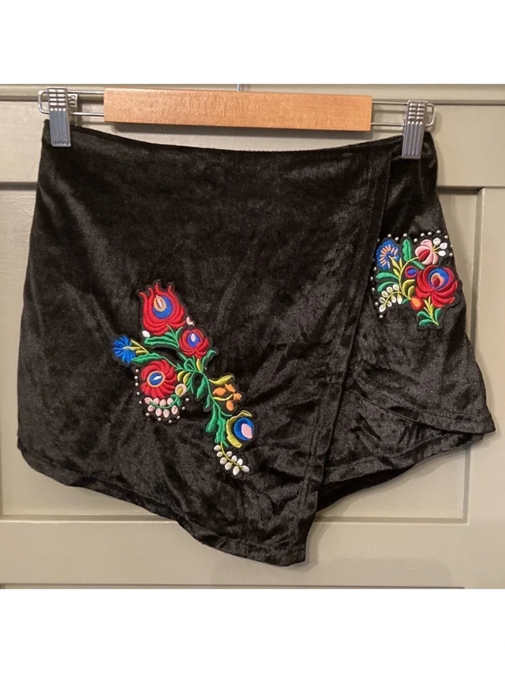 L'atiste By Amy Black Velvet Floral Embroidered Skort & Crop Top Set Size Small - Picture 9 of 15